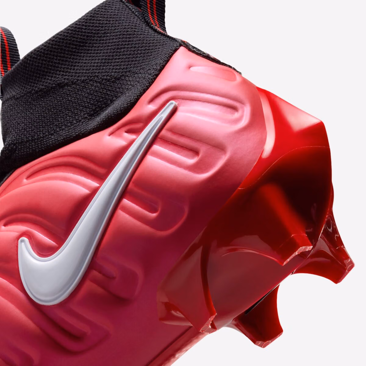 Foamposite 的殼，套進了美式足球場：Vaporposite Pro Cleat 出下一色