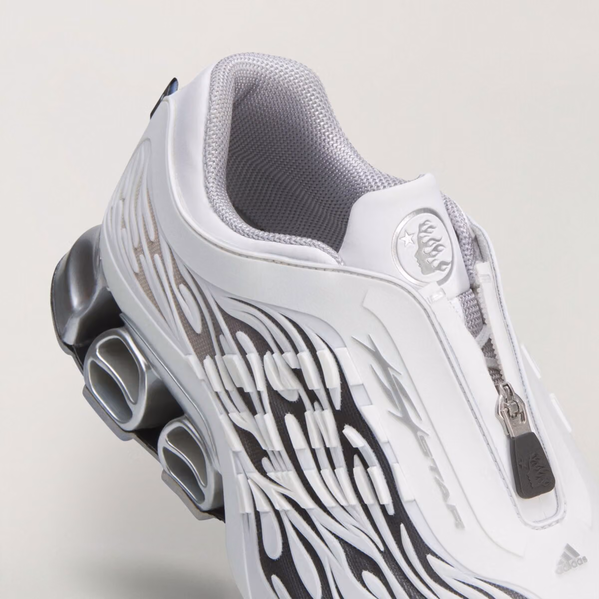 Hellstar x adidas Megaride S2「Cloud White」:白得乾淨,黑得剛好
