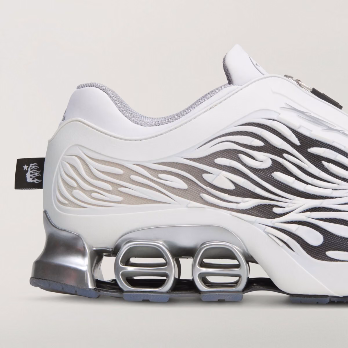 Hellstar x adidas Megaride S2「Cloud White」:白得乾淨,黑得剛好