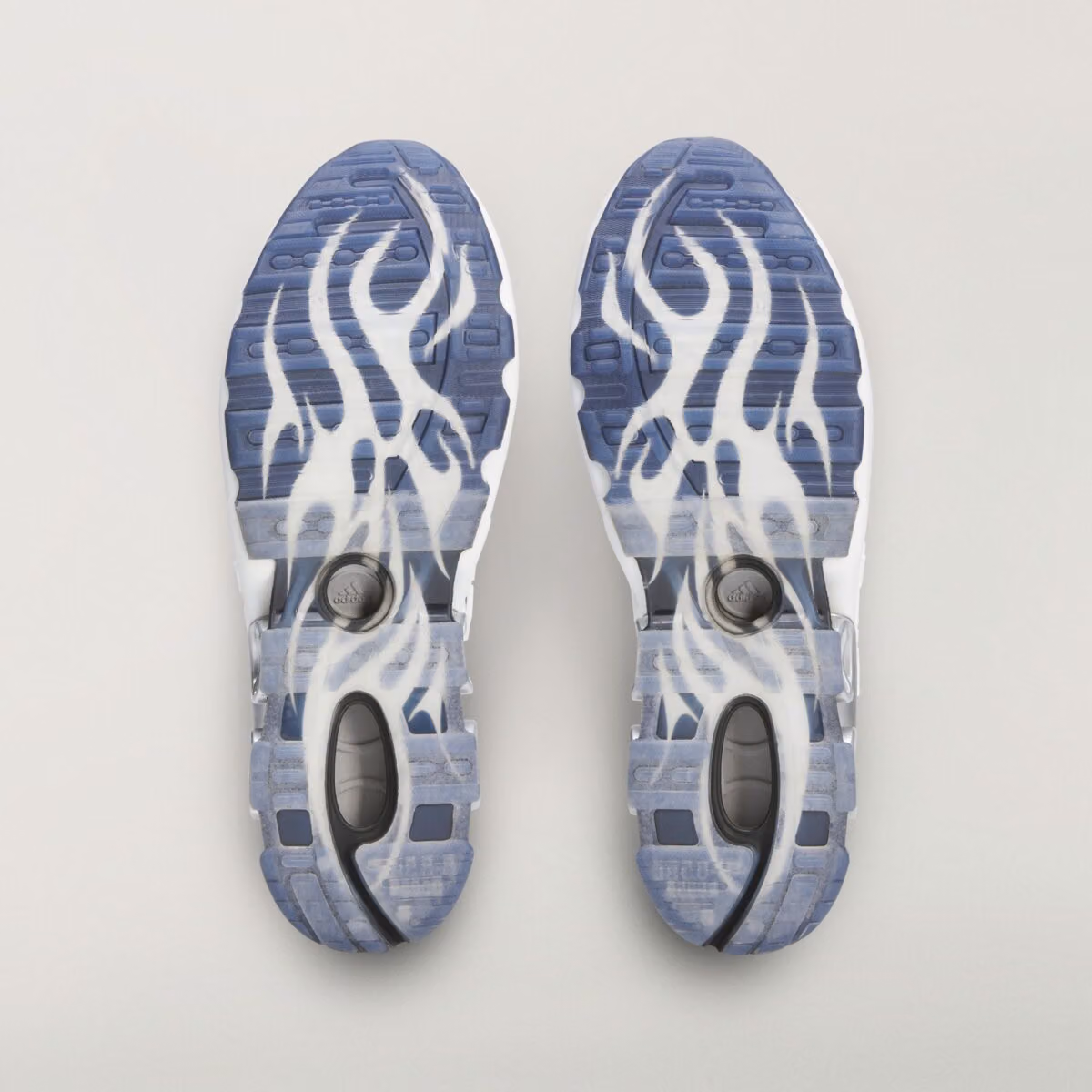 Hellstar x adidas Megaride S2「Cloud White」:白得乾淨,黑得剛好