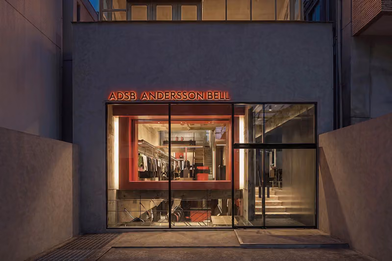 Andersson Bell東京首店落腳老屋,清水模與烤漆金屬硬碰硬