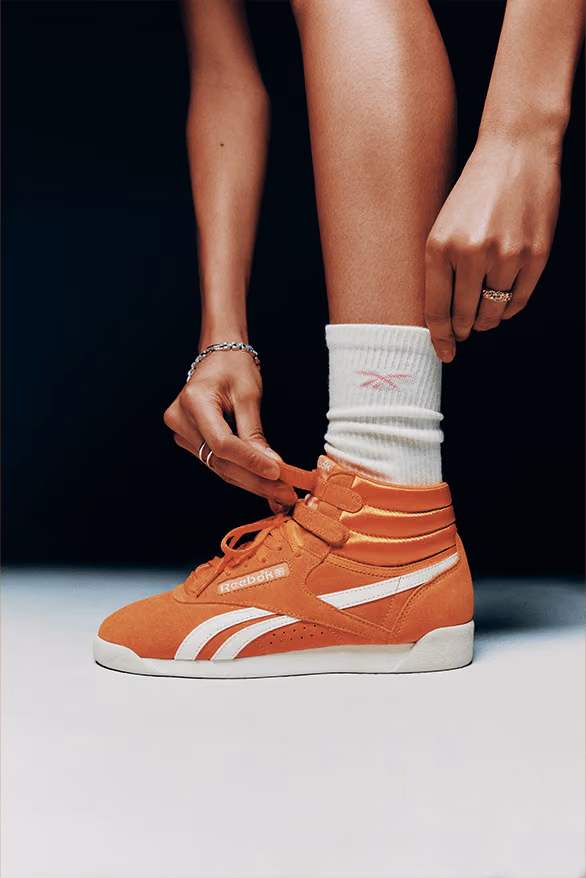 Karol G與Reebok:童年夢想的那雙鞋,如今變成她舞台上的銀色戰靴
