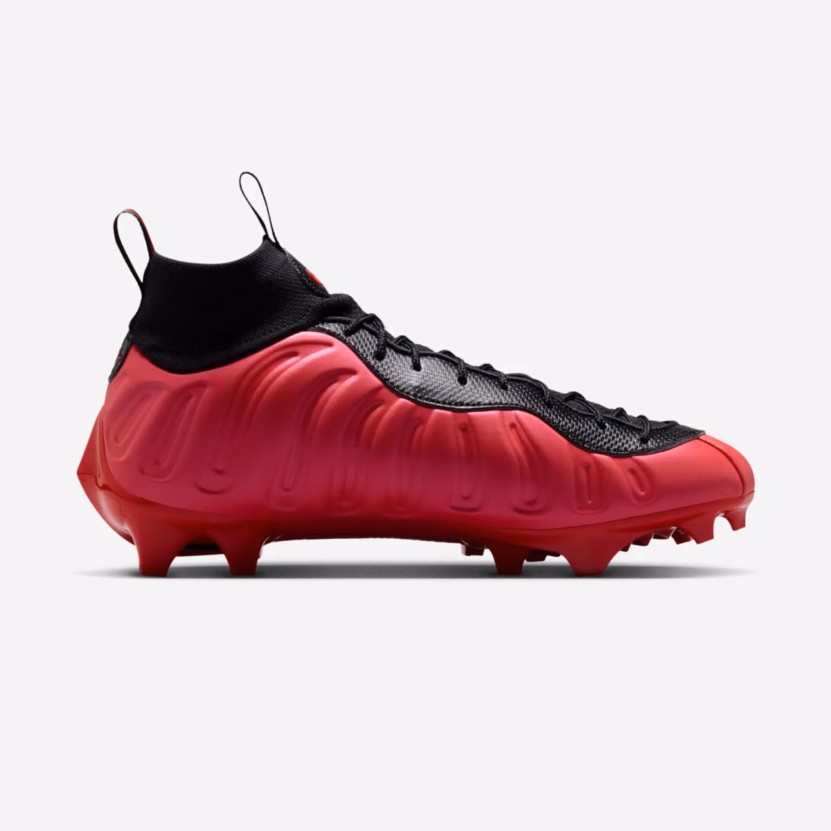 Foamposite 的殼，套進了美式足球場：Vaporposite Pro Cleat 出下一色