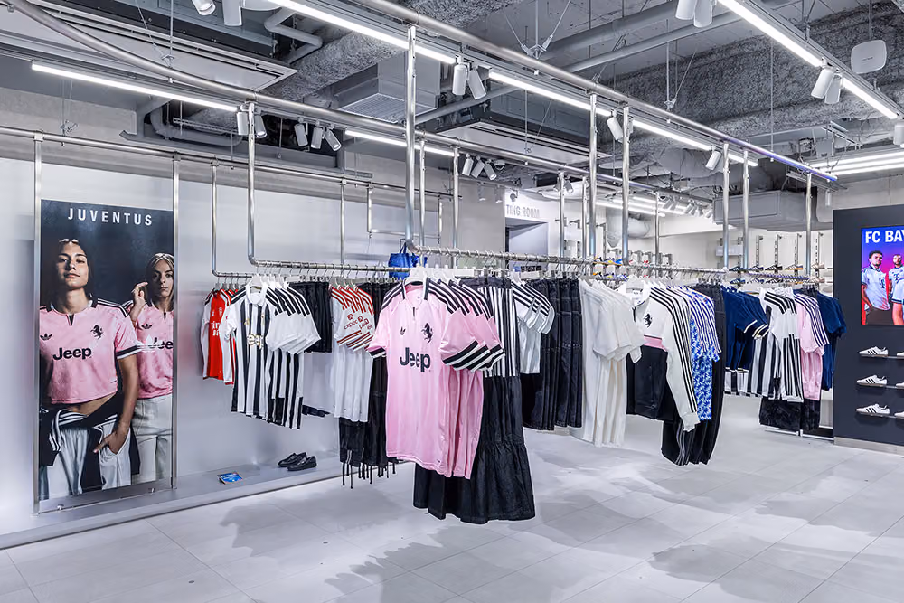 adidas 新宿旗艦店開幕，名字燙印服務首度擴及俱樂部球衣