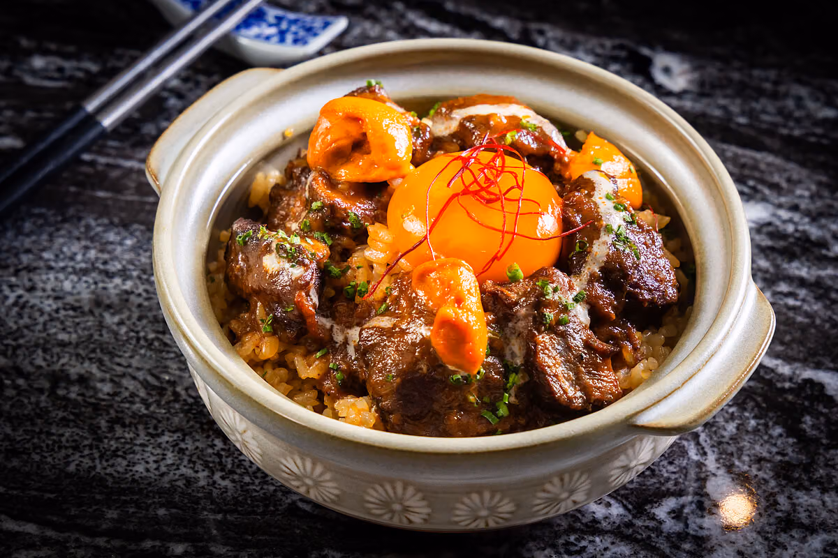 Tainan's Qiaoshan Magpie Manor Sukiyaki Soft Opens: Kobe Beef Two Ways, Seared Then Simmered in One Pot