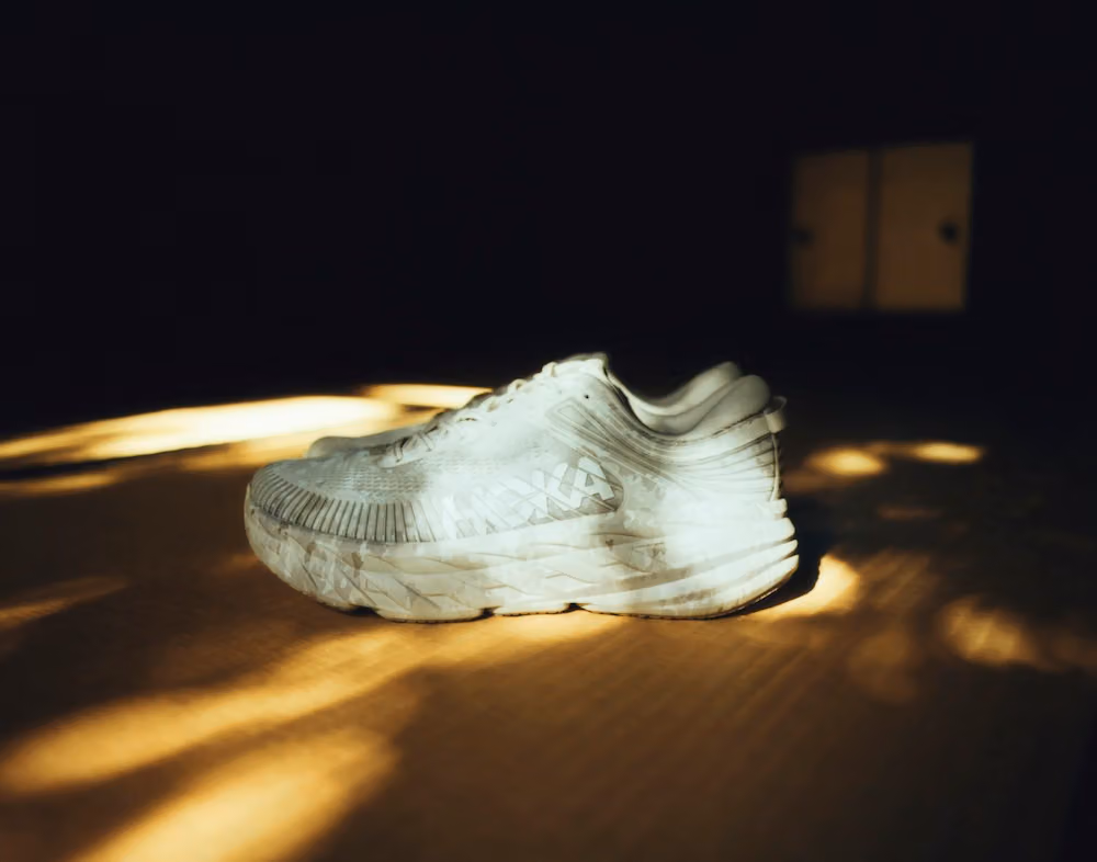 當枯山水遇上厚底跑鞋：HOKA 與 BEAMS 把 Bondi 7 變成一座庭園