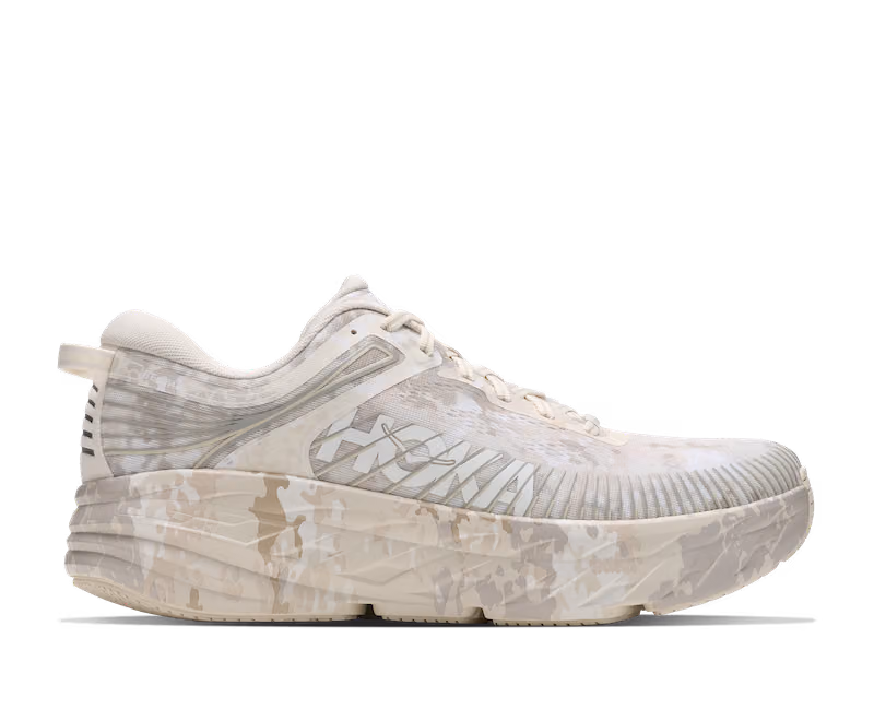 當枯山水遇上厚底跑鞋：HOKA 與 BEAMS 把 Bondi 7 變成一座庭園