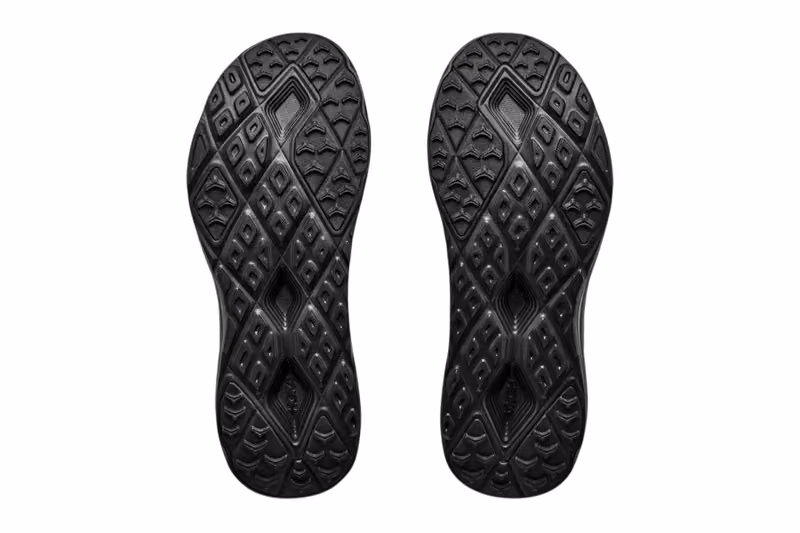 HOKA Huaka Pro 全黑上陣，複古跑鞋卸下厚底思維走低調路線