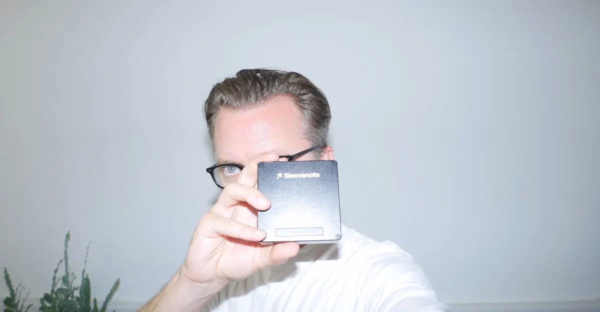 Tom Vek做黑膠致敬數位播放器Sleevenote，卻最痛恨復古CD機風潮