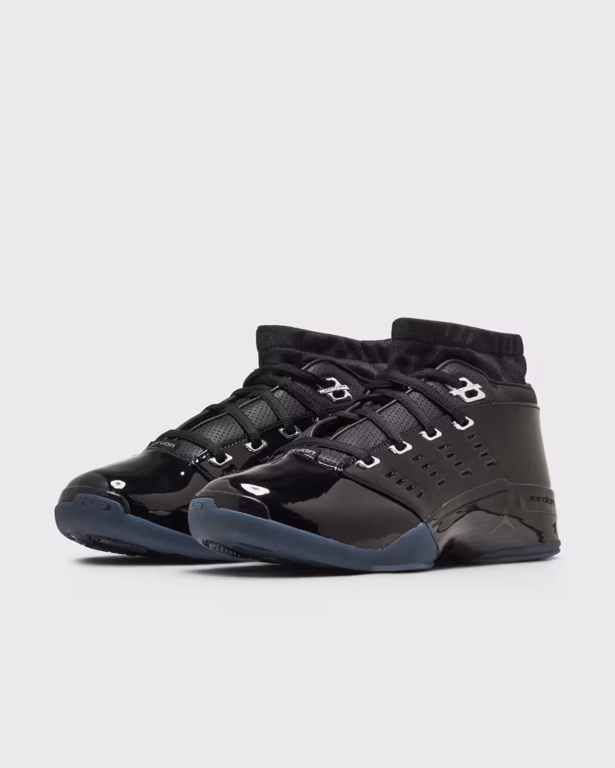 Air Jordan 17 Low「Black Patent」全黑现身,漆皮鞋面收敛锋芒