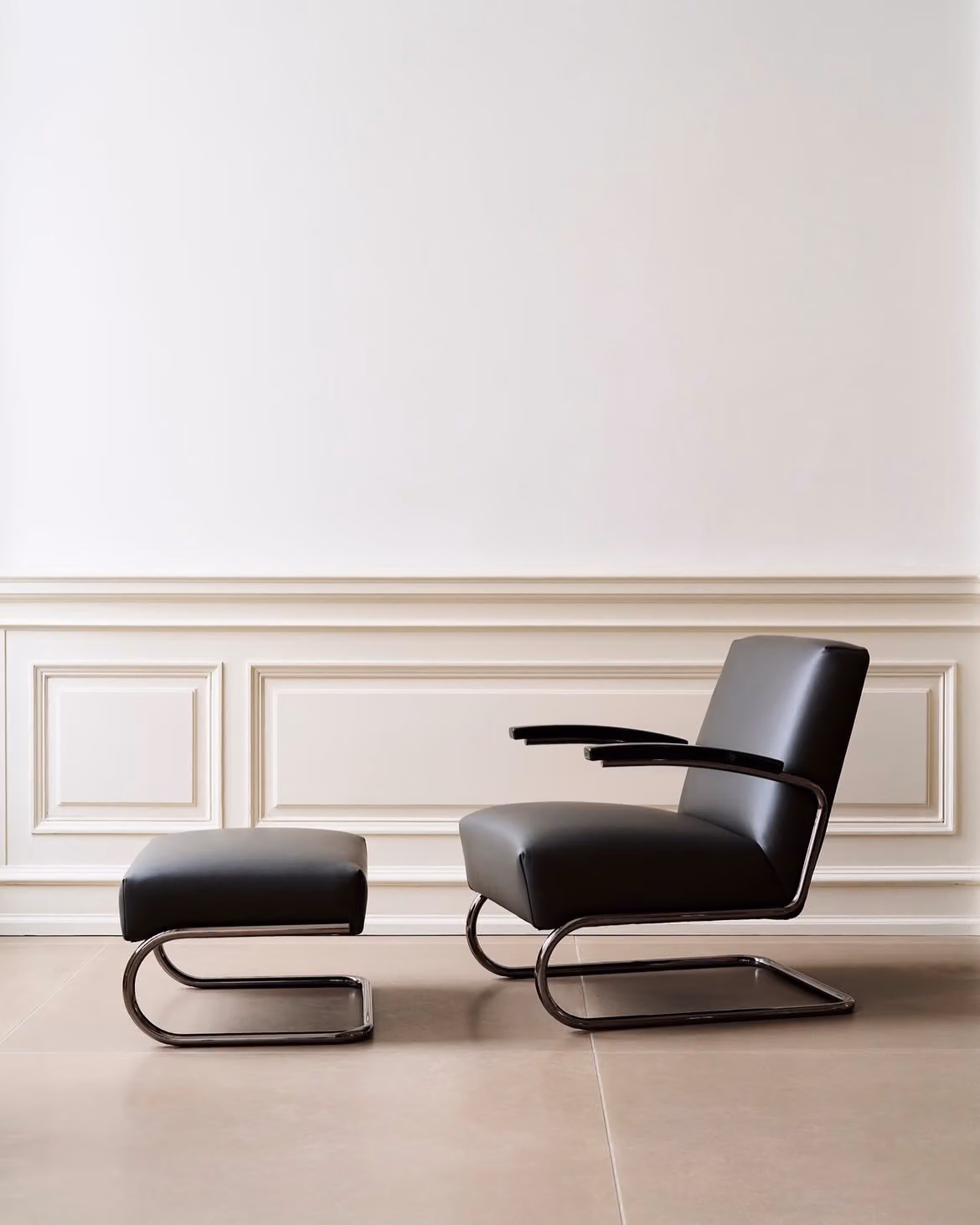 Jil Sander 這次沒改設計，只是把 Thonet 的線條磨得更柔軟