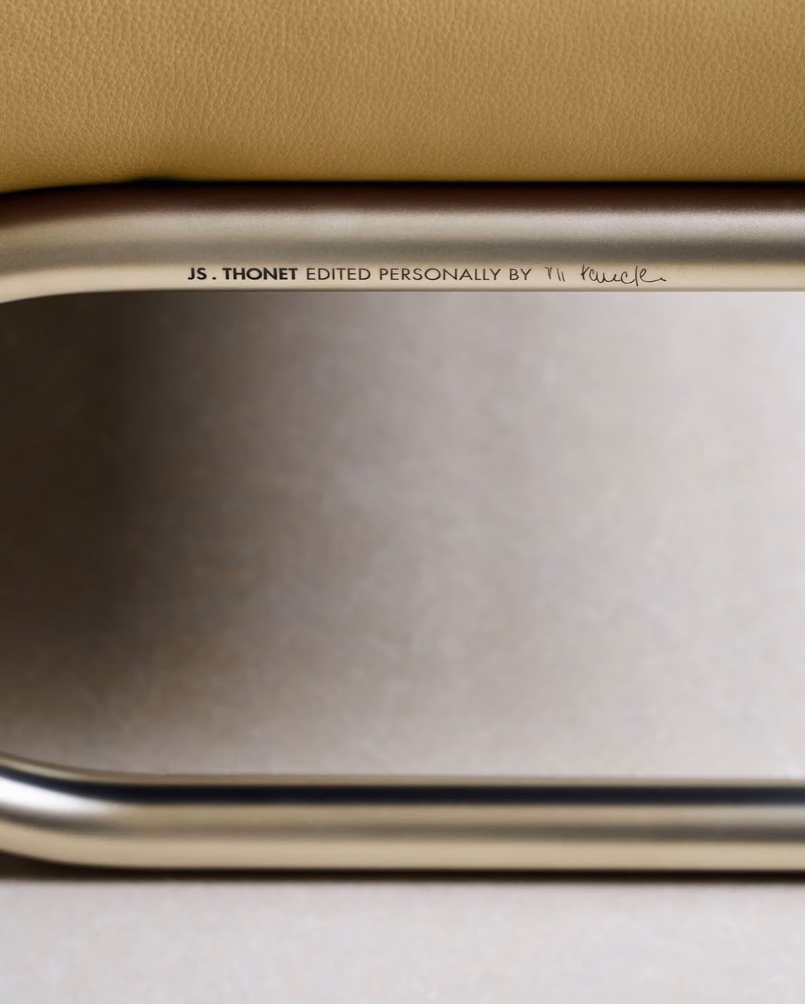 Jil Sander 這次沒改設計，只是把 Thonet 的線條磨得更柔軟