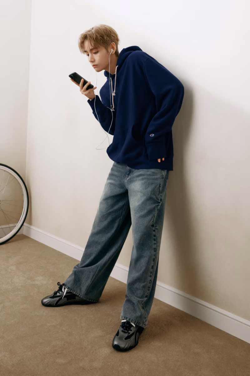 BTS V站上Champion FW26陣容最前排,這次「冠軍」不靠獎牌定義