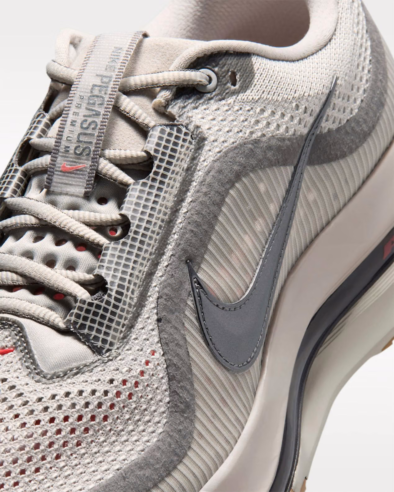 復古灰配上 ZoomX,Nike Pegasus Premium 玩了一場偽裝時光旅行
