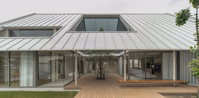 Bhoon+ House in Bangkok: A Roof That Bends to Let a Shared Tree Grow Through