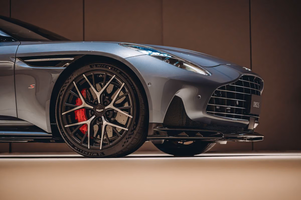 700 匹馬力不是重點,Aston Martin DB12 S 真正想調校的是彎道裡的信任感