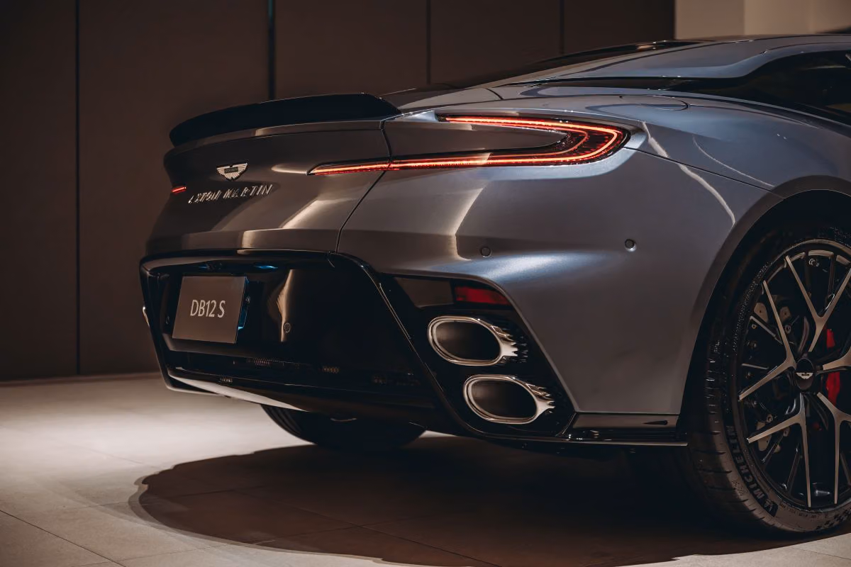 700 匹馬力不是重點,Aston Martin DB12 S 真正想調校的是彎道裡的信任感