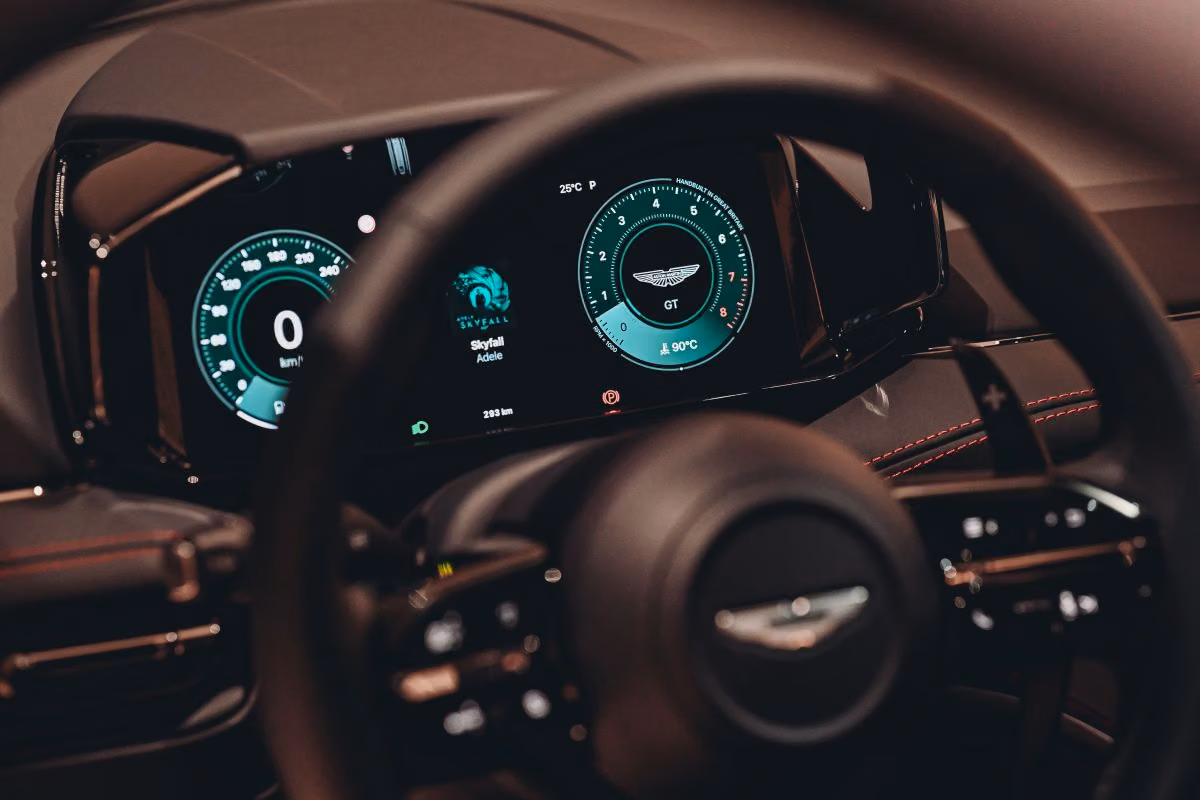 700 匹馬力不是重點,Aston Martin DB12 S 真正想調校的是彎道裡的信任感