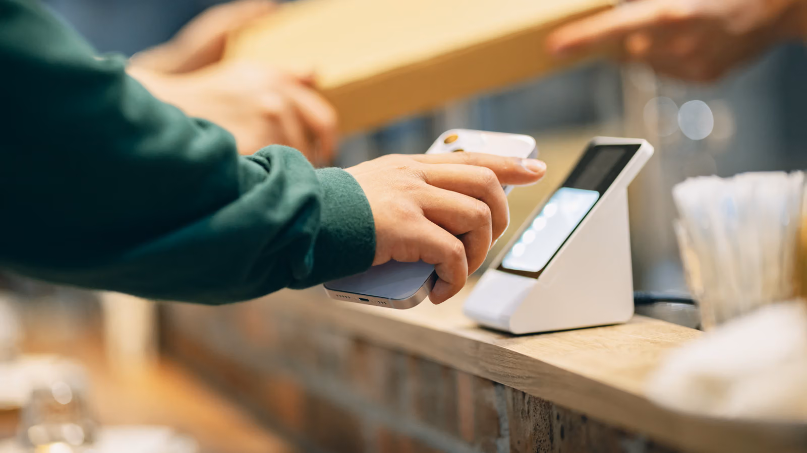 Ten Years Into Apple Pay, Engadget Still Says Keep a Physical Card in Your Wallet