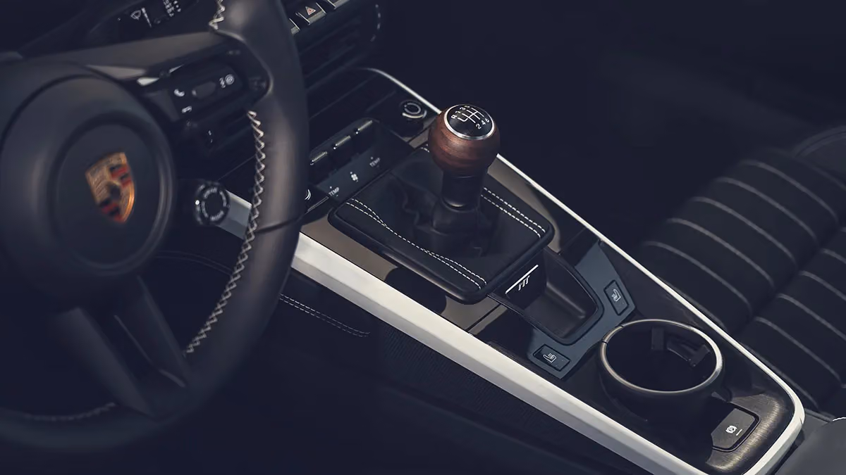 保時捷讓911 Carrera S重新學會用手換檔，一張後車窗貼紙說明了一切