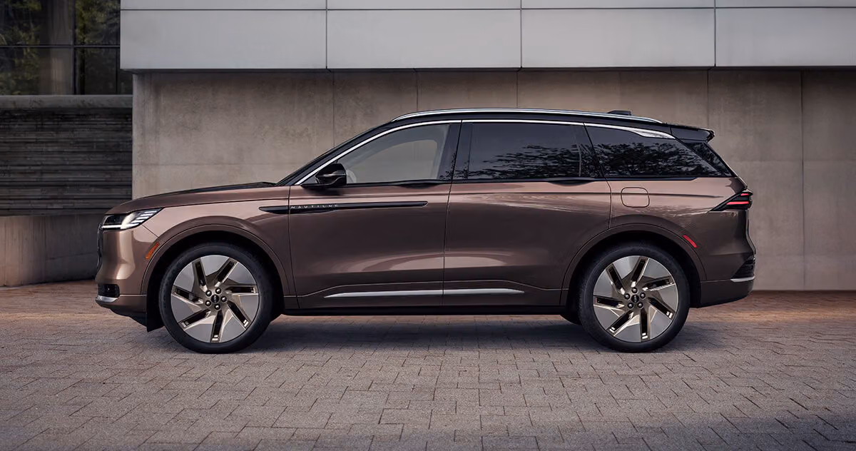 Lincoln 2027 Nautilus: Interior Design That Hides Its Details in the Light