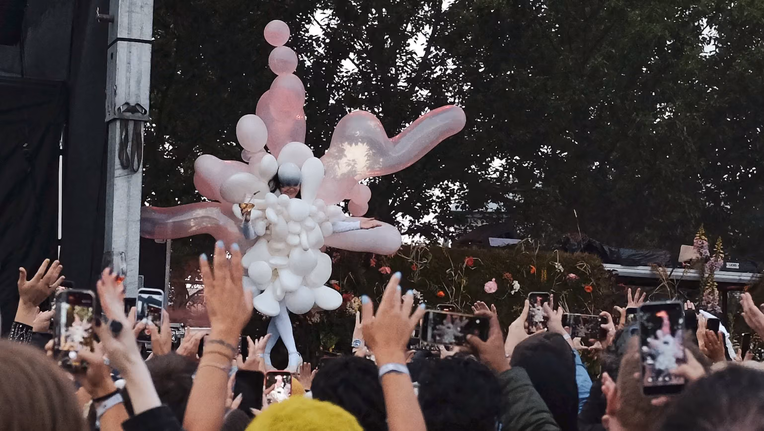 月亮遮住太陽的七分鐘,Björk 的雷克雅維克曠野辦了一場沒有歌的派對