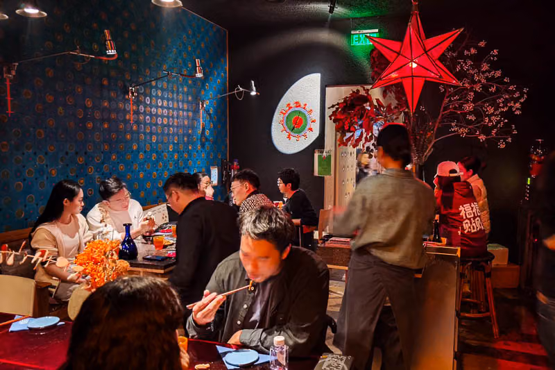 前紋身師開餐廳:GEN 把貴州酸辣端進上海靜安巷弄,配自然酒