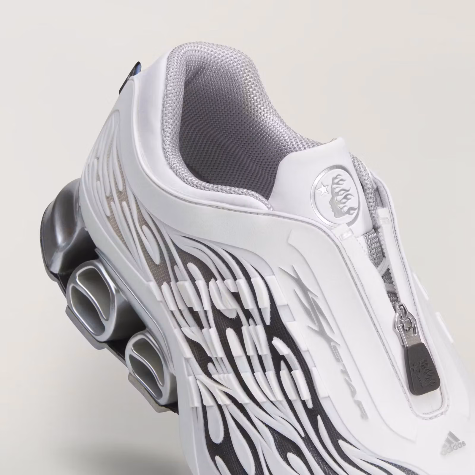 Hellstar拆了adidas Megaride的鏤空籠子，換上一條拉鍊