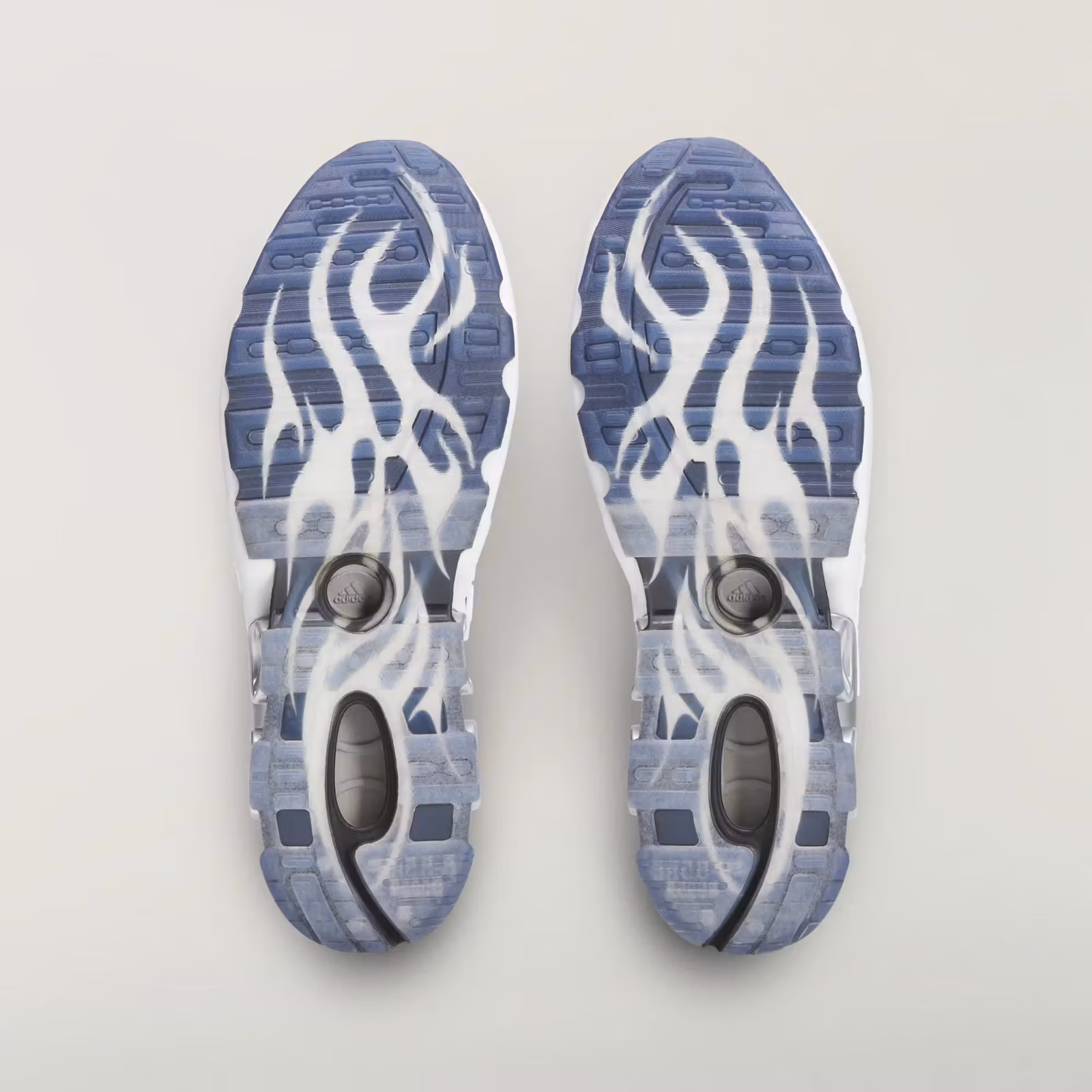 Hellstar拆了adidas Megaride的鏤空籠子，換上一條拉鍊