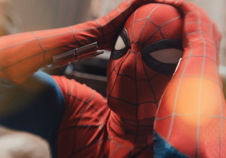 官方海報卡在運輸線上,加拿大戲院員工手繪「Spoderman」迷因海報意外比正片更紅