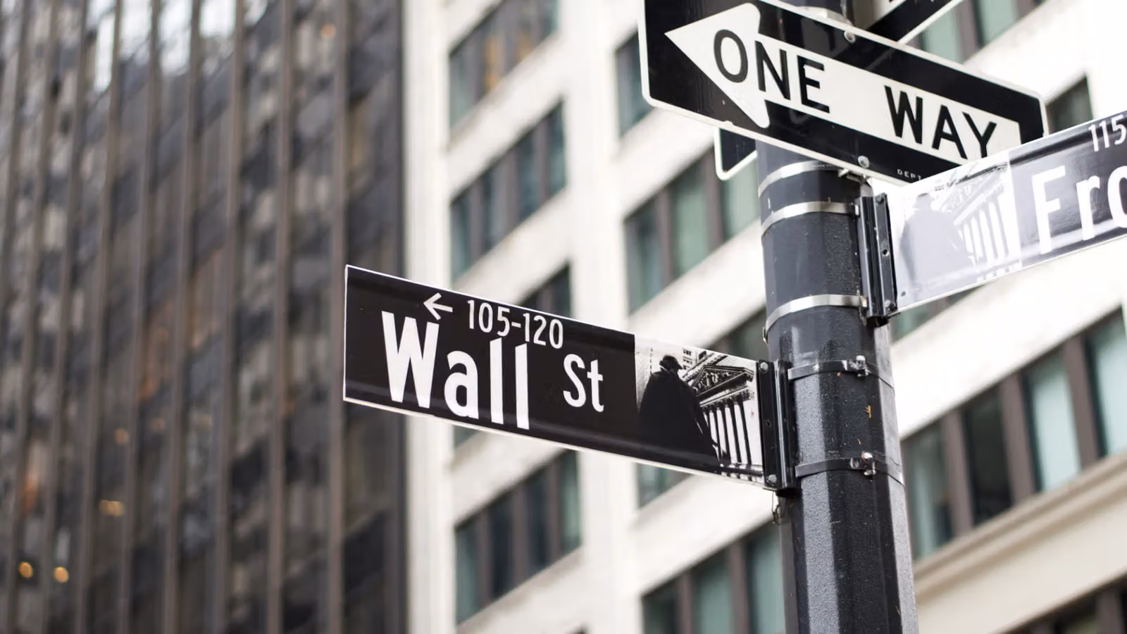 SEC Delays Tokenized Exchange Exemption Again, Bullish and Coinbase Slide in Tandem