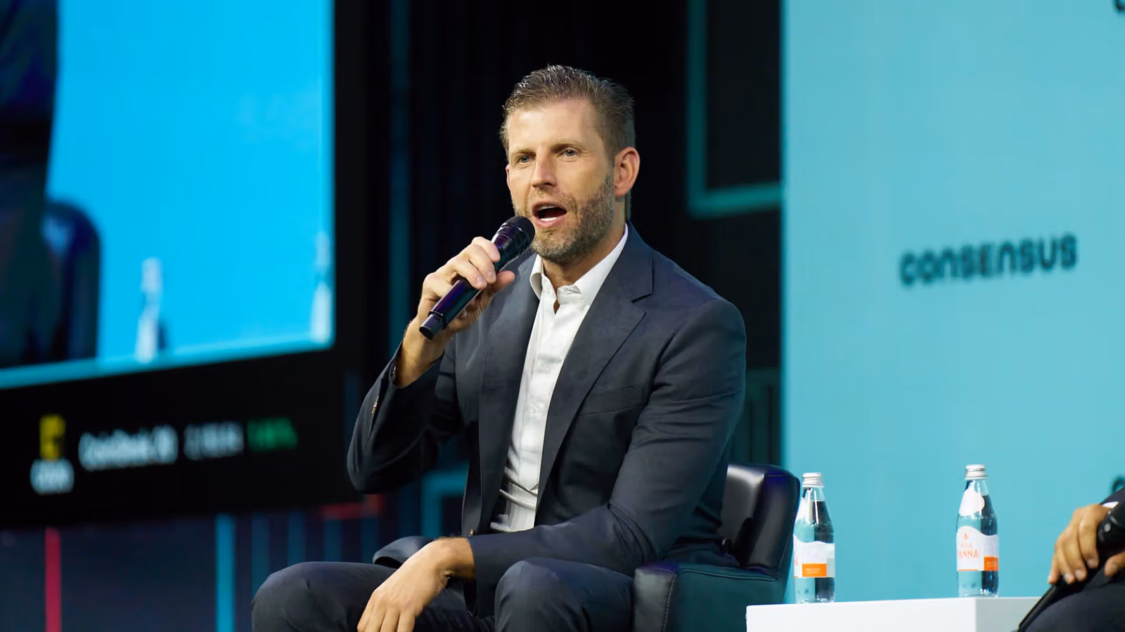 Iran War Grounds Flights — and the Trump Family's Maldives Token Sale, Too