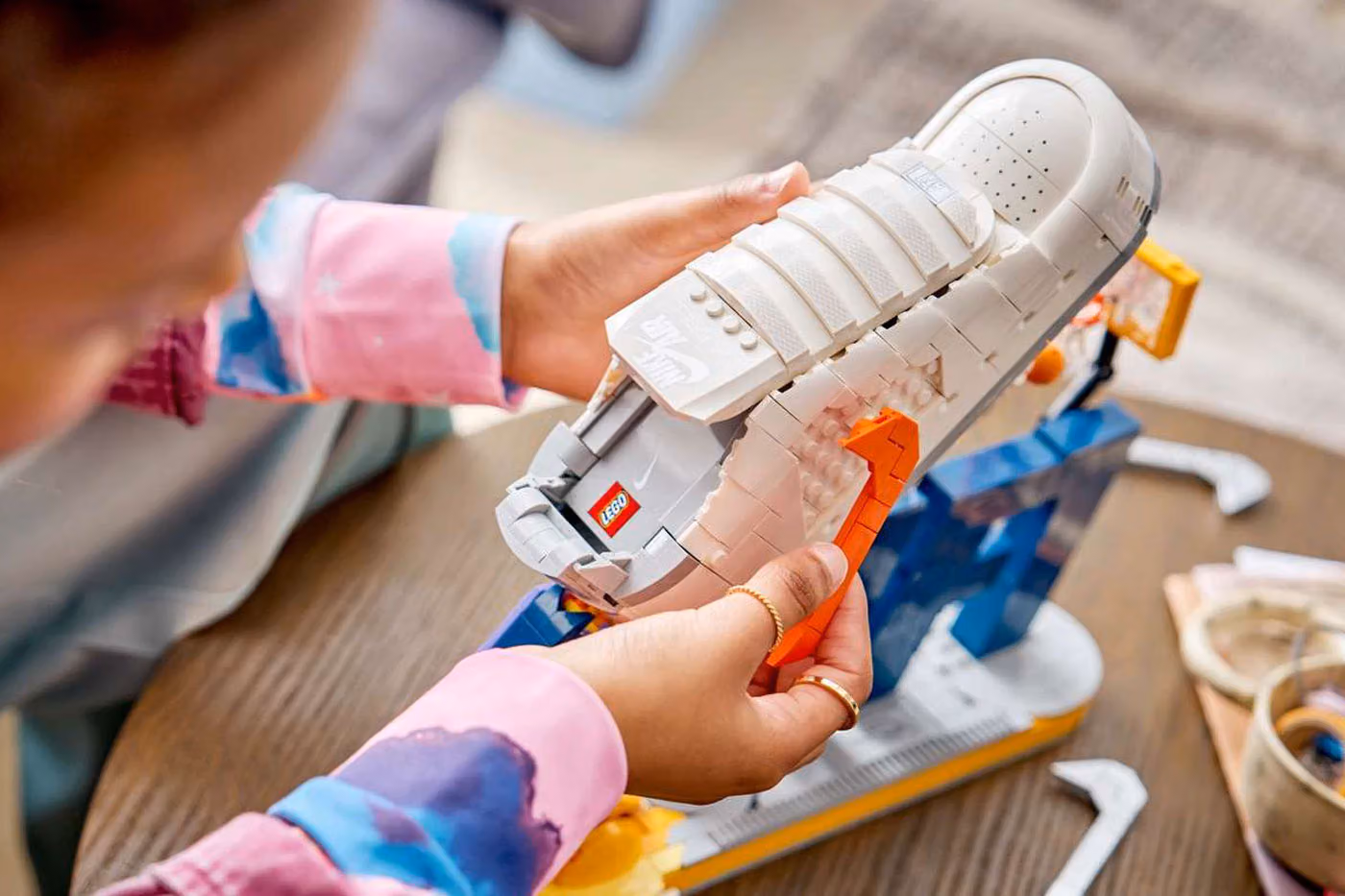 轉一下按鈕就灌籃!LEGO x Nike 把 AF1 拆成太空球場積木