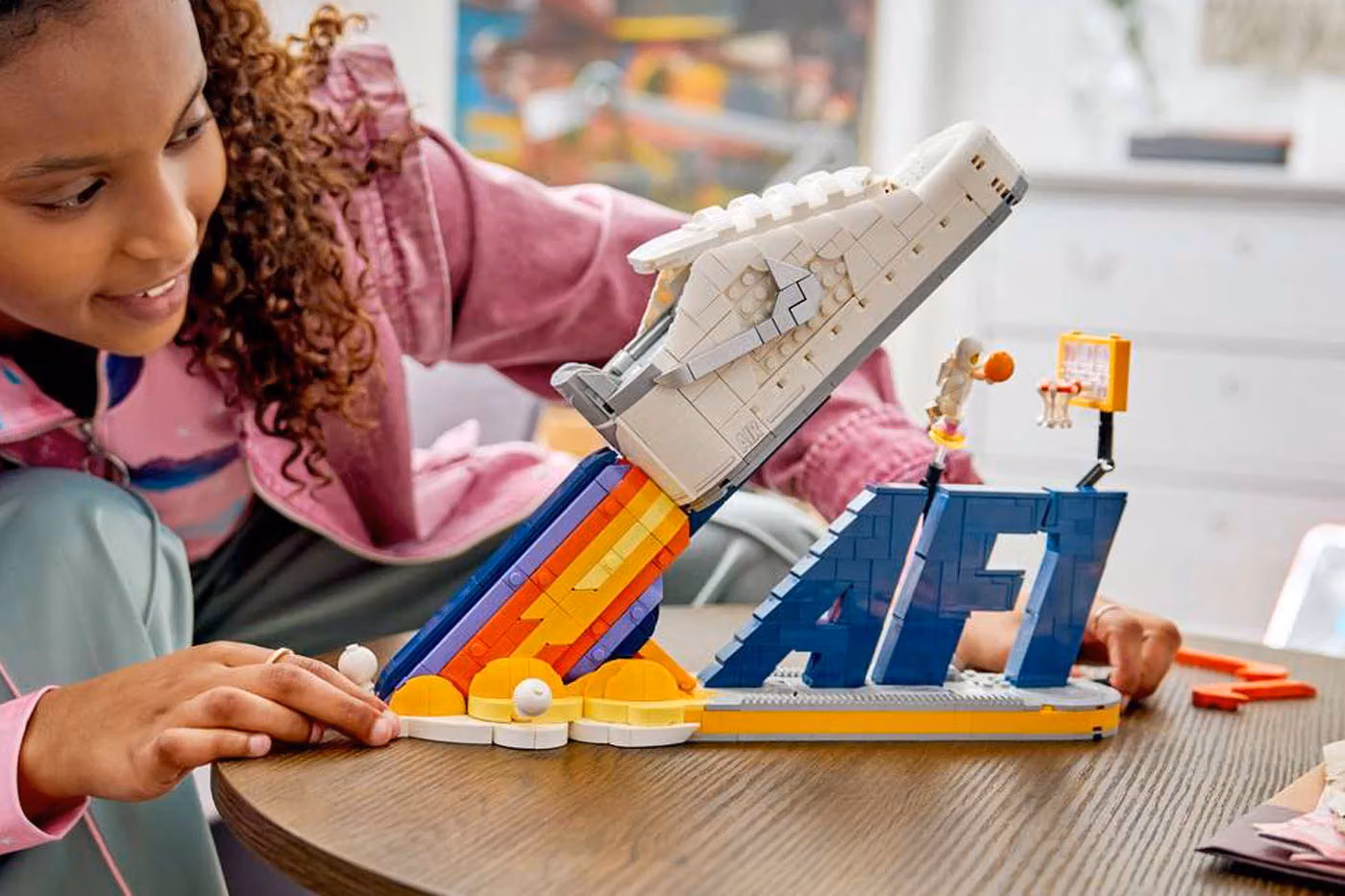 轉一下按鈕就灌籃!LEGO x Nike 把 AF1 拆成太空球場積木
