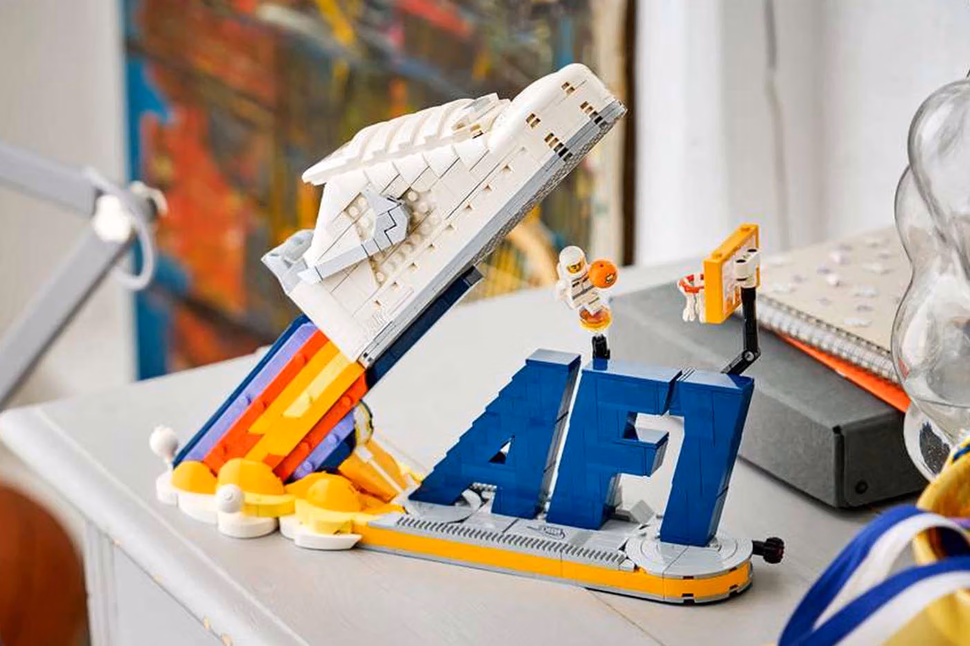 轉一下按鈕就灌籃!LEGO x Nike 把 AF1 拆成太空球場積木