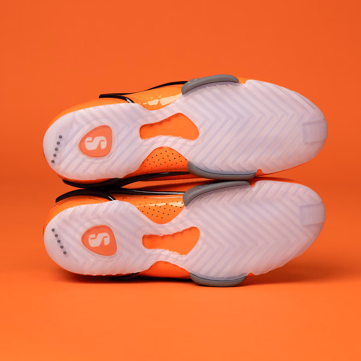 SLAM找回Zoom Hyperflight，這次選了一身工地橘