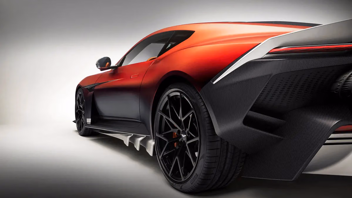 Aston Martin Valen 首度亮相:把 Vanquish 逼成反派的838匹V12