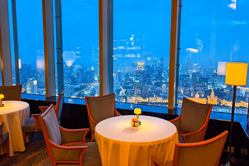 樓上是FLAIR的鋒芒,樓下AURA靠一份888元海鮮塔安靜立住腳跟