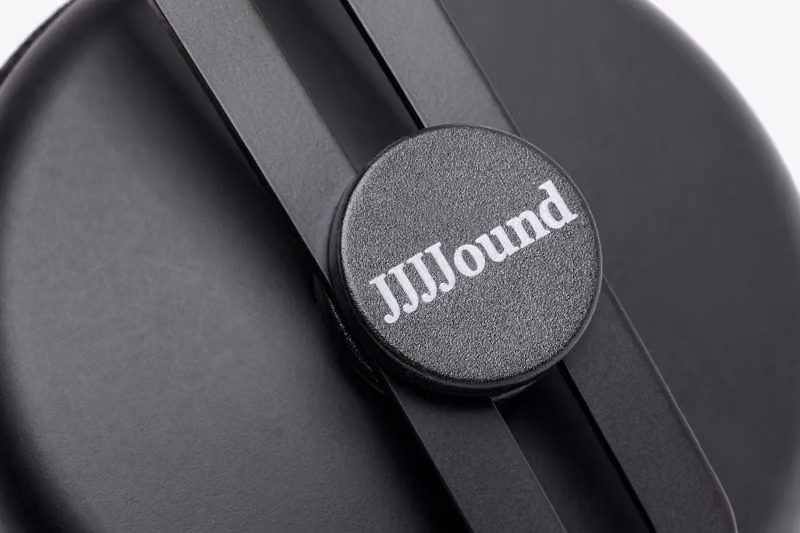 JJJJound 與 AIAIAI 聯名耳機：黑與黃，兩種聽法