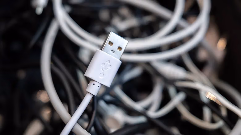 USB三叉戟符號解碼:一個接口為何換了十次身份