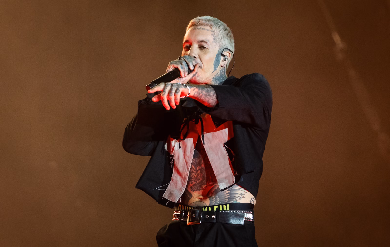 BMTHが観客を舞台に上げて世界を救おうとしたら、まさかの別バンドのボーカルだった