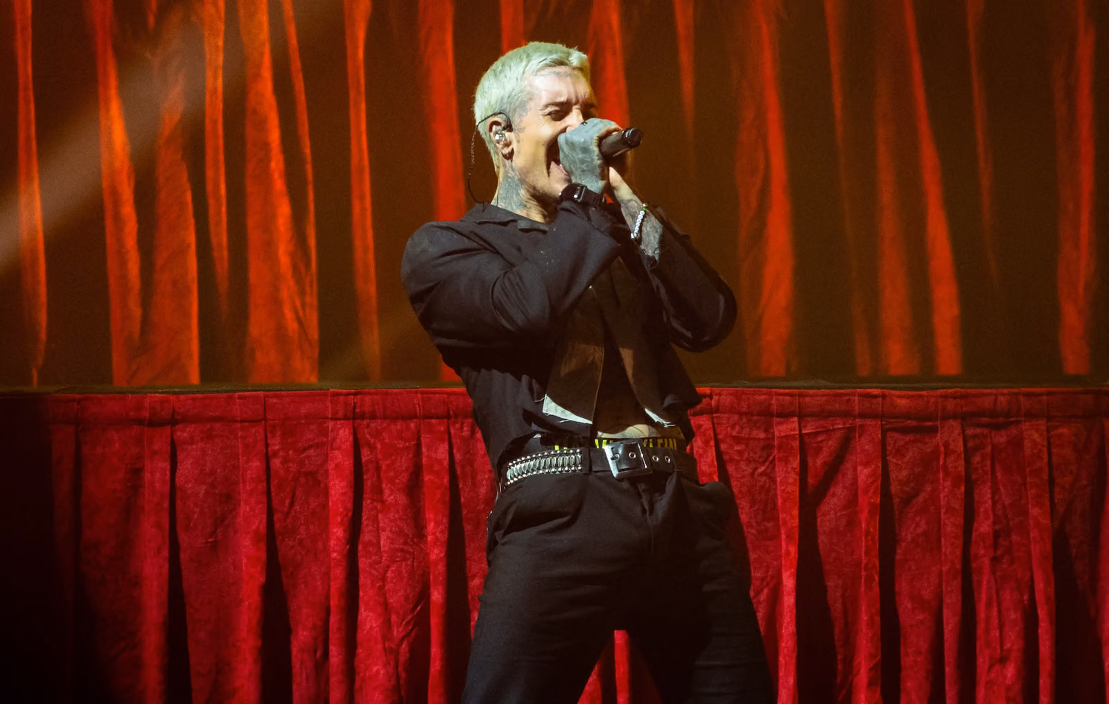 Szigetフェス第4夜:BMTHが築く終末劇場、Rose Grayは鏡ひとつで幕を閉じる