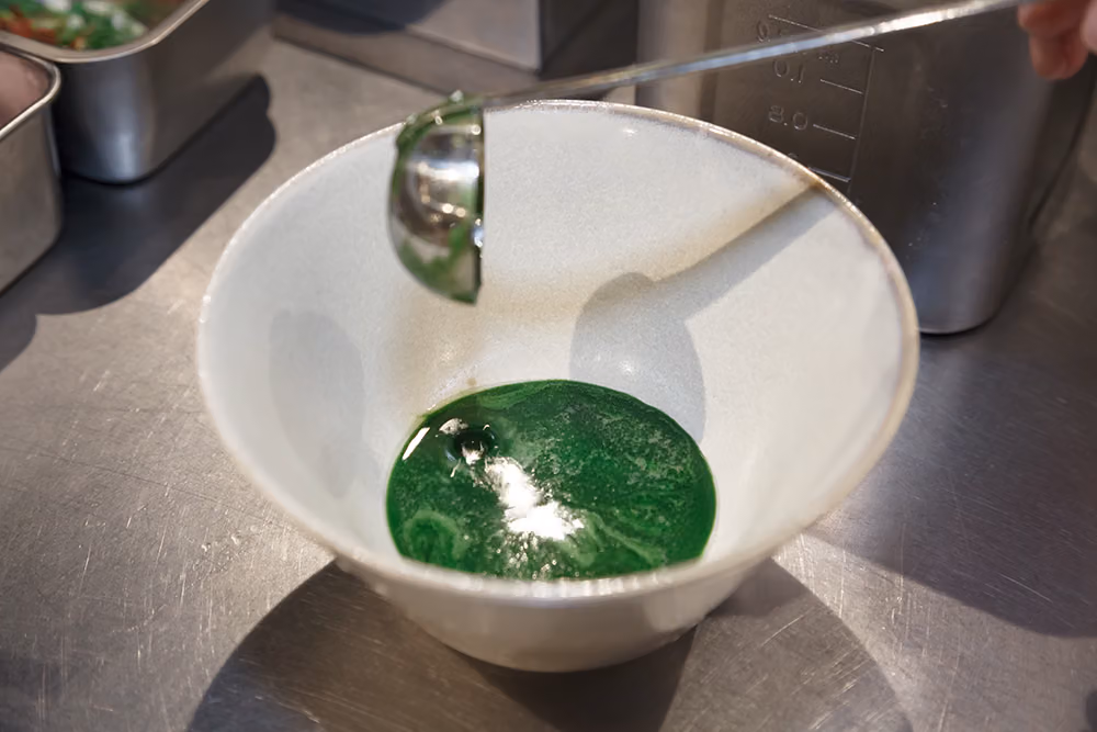 她不站在廚房裡：丸山千里用一碗抹茶拉麵，重新定義「料理人」