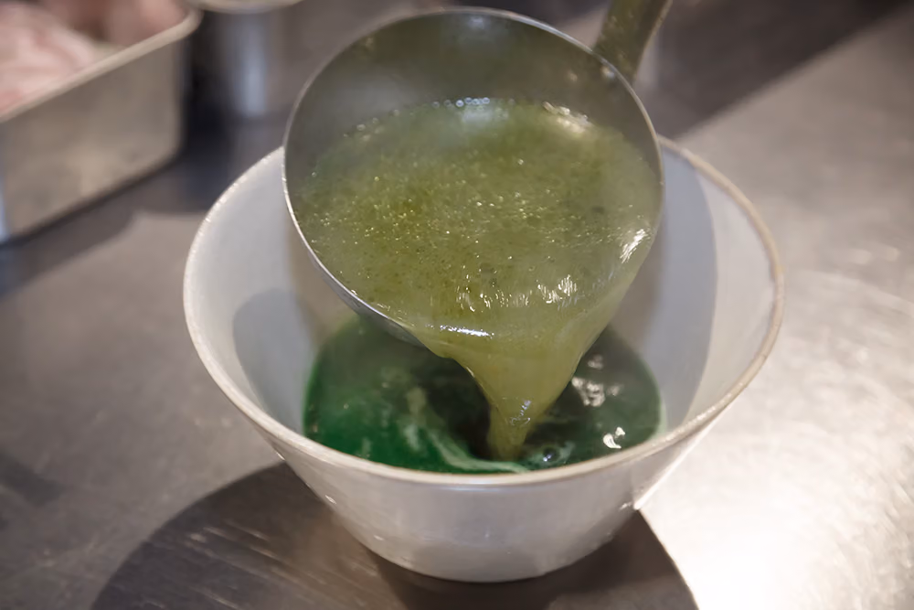 她不站在廚房裡：丸山千里用一碗抹茶拉麵，重新定義「料理人」