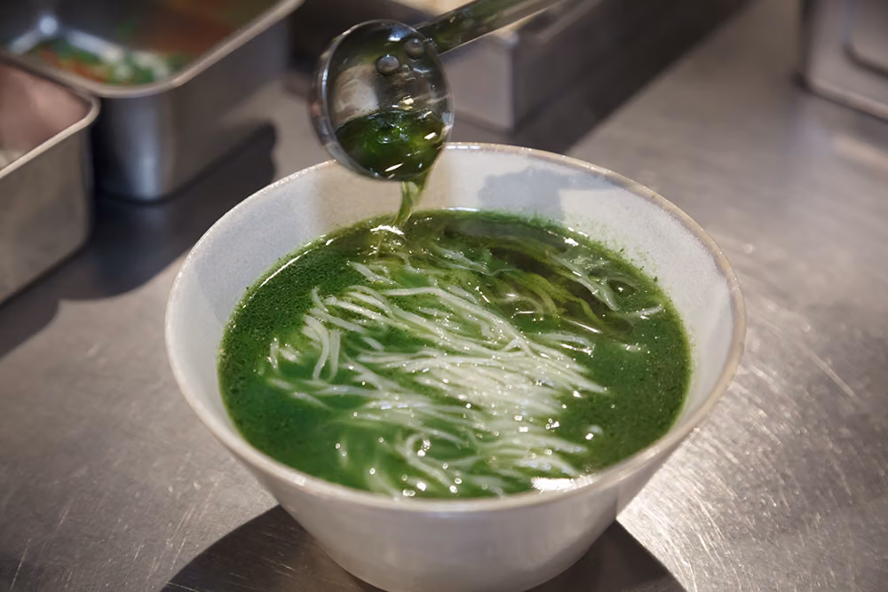 她不站在廚房裡：丸山千里用一碗抹茶拉麵，重新定義「料理人」