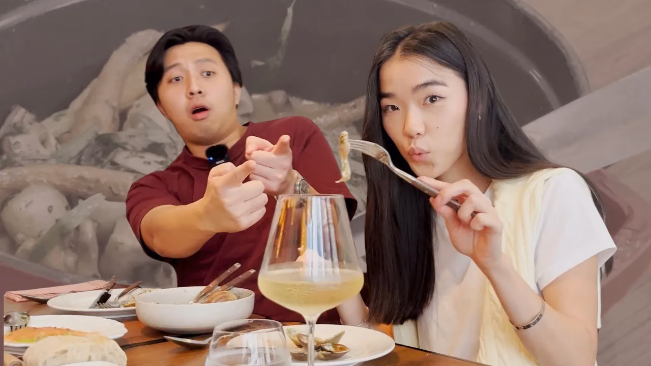 역할 교체: 신인 가수 Kacey가 안내, 이번엔 Foodie 에디터가 먹기만 담당