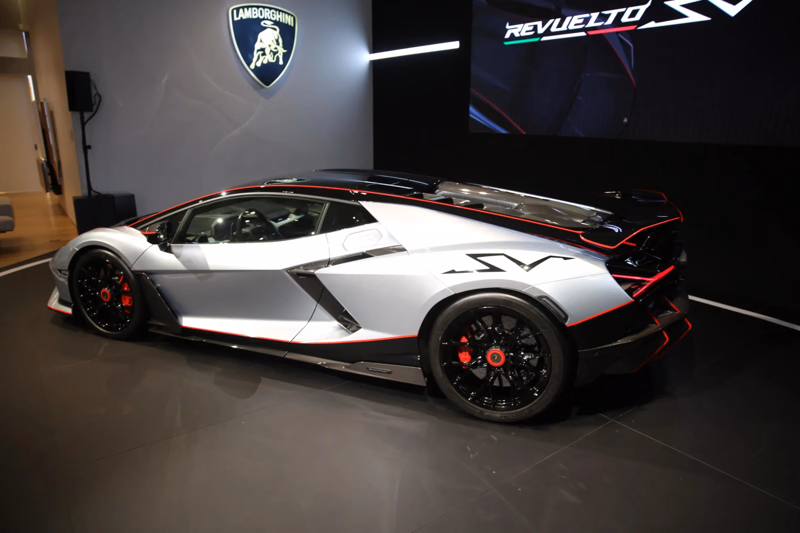Lamborghini Revuelto SV：把「人車合一」包裝成2.4秒破百的怪獸規格