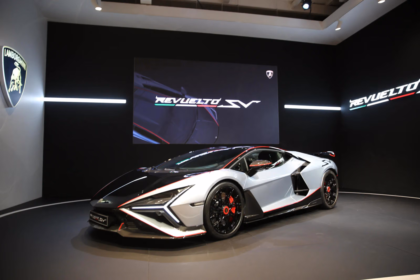 Lamborghini Revuelto SV：把「人車合一」包裝成2.4秒破百的怪獸規格