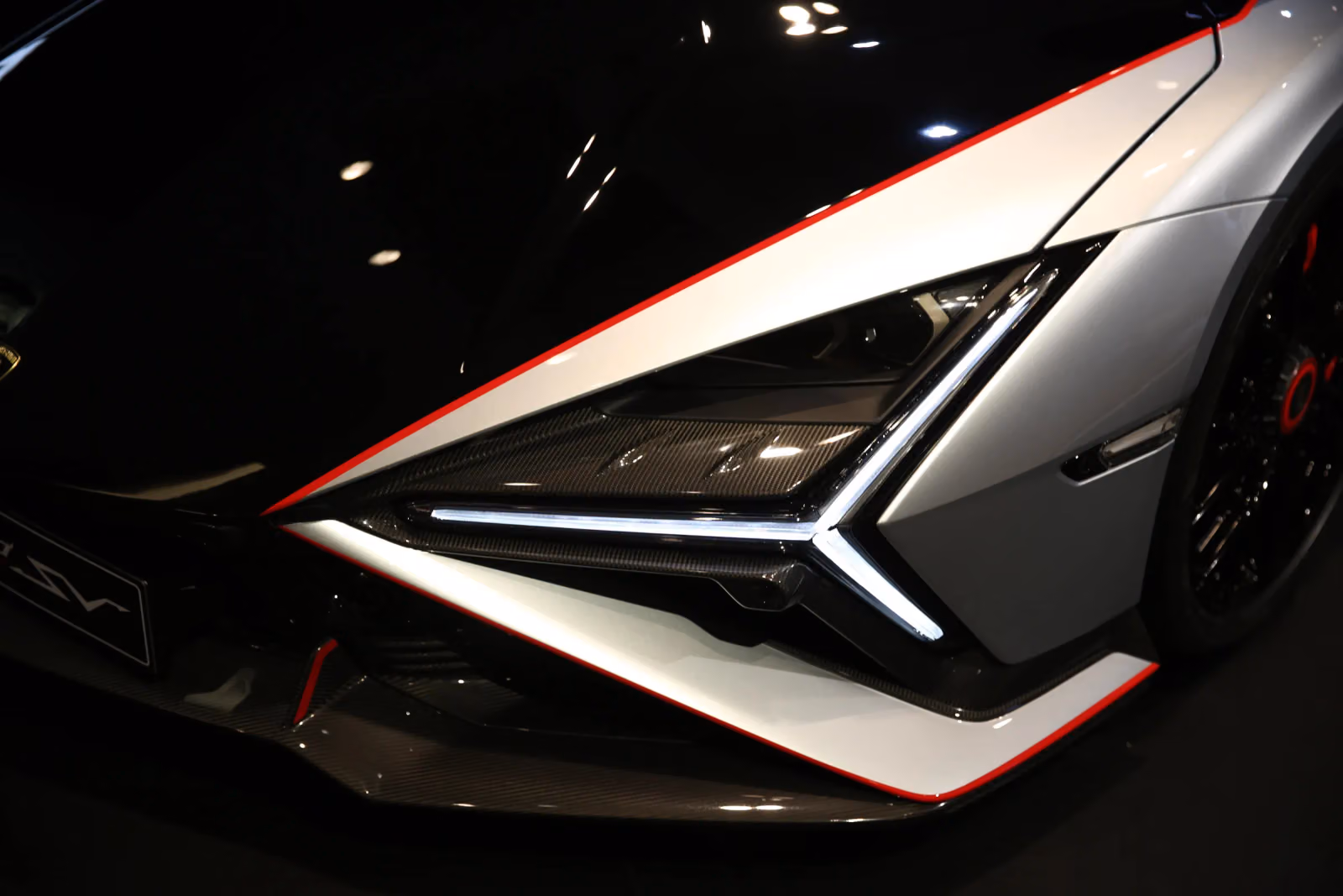 Lamborghini Revuelto SV：把「人車合一」包裝成2.4秒破百的怪獸規格