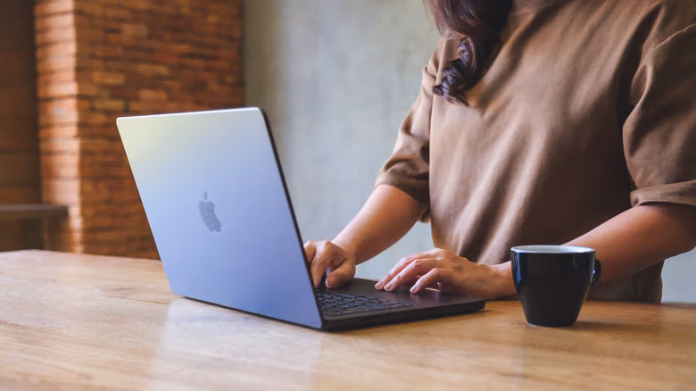 MacBook Pro M5涨价300美元后还值得买吗?Engadget给出的答案是等等看